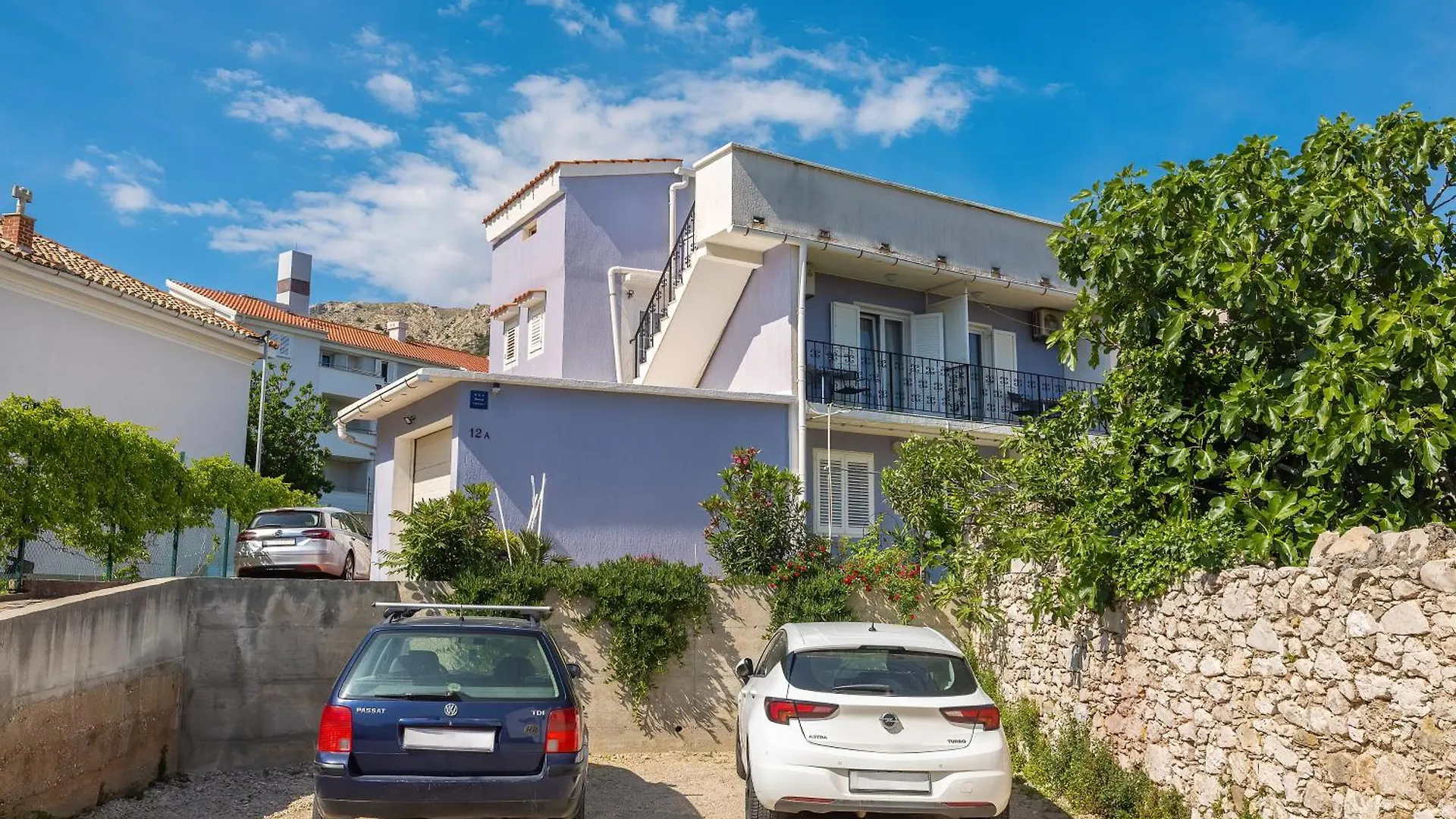 Apartments Karolina With Balcony Baska